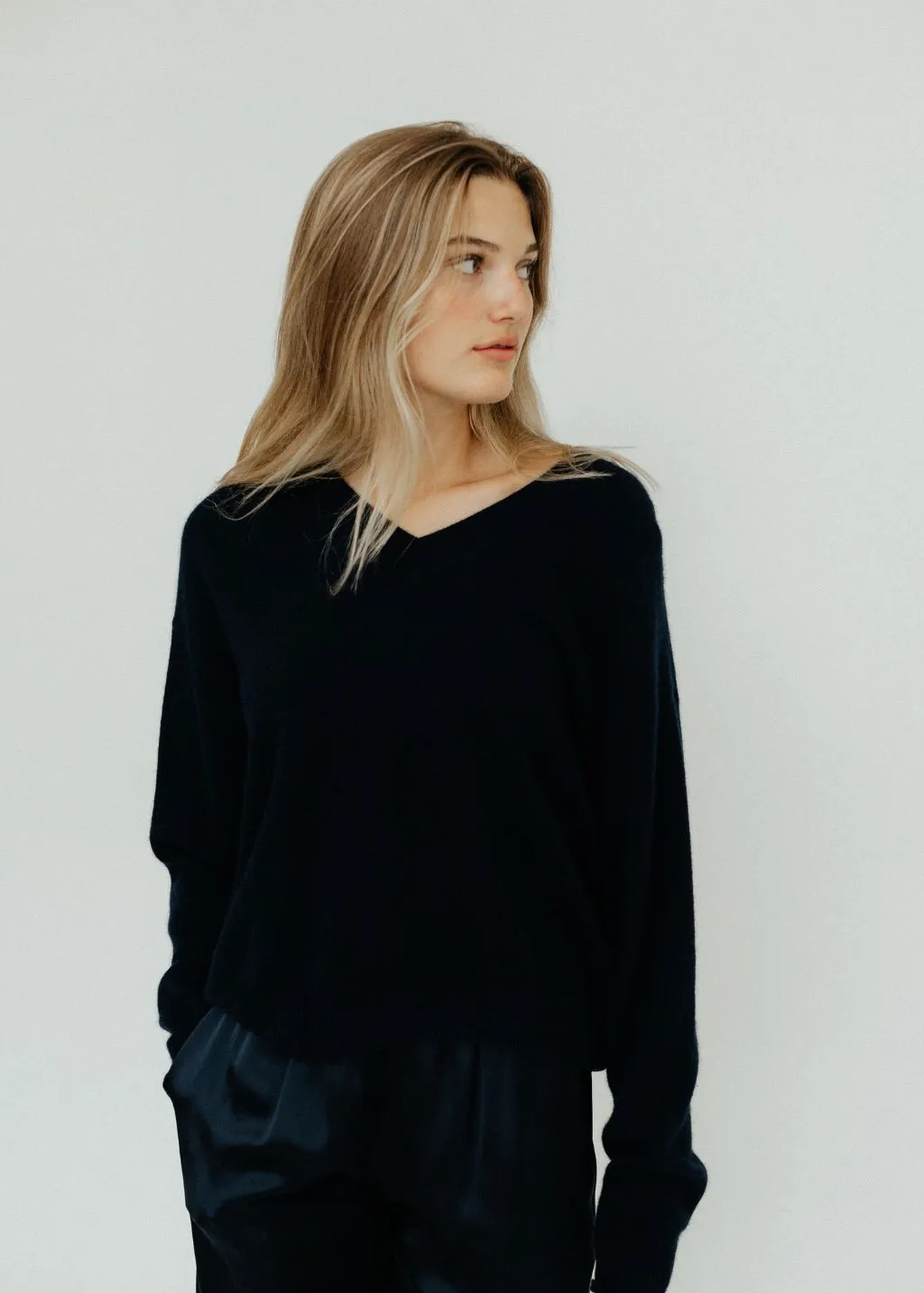 Elizabeth V-Neck Cashmere Sweater in Navy