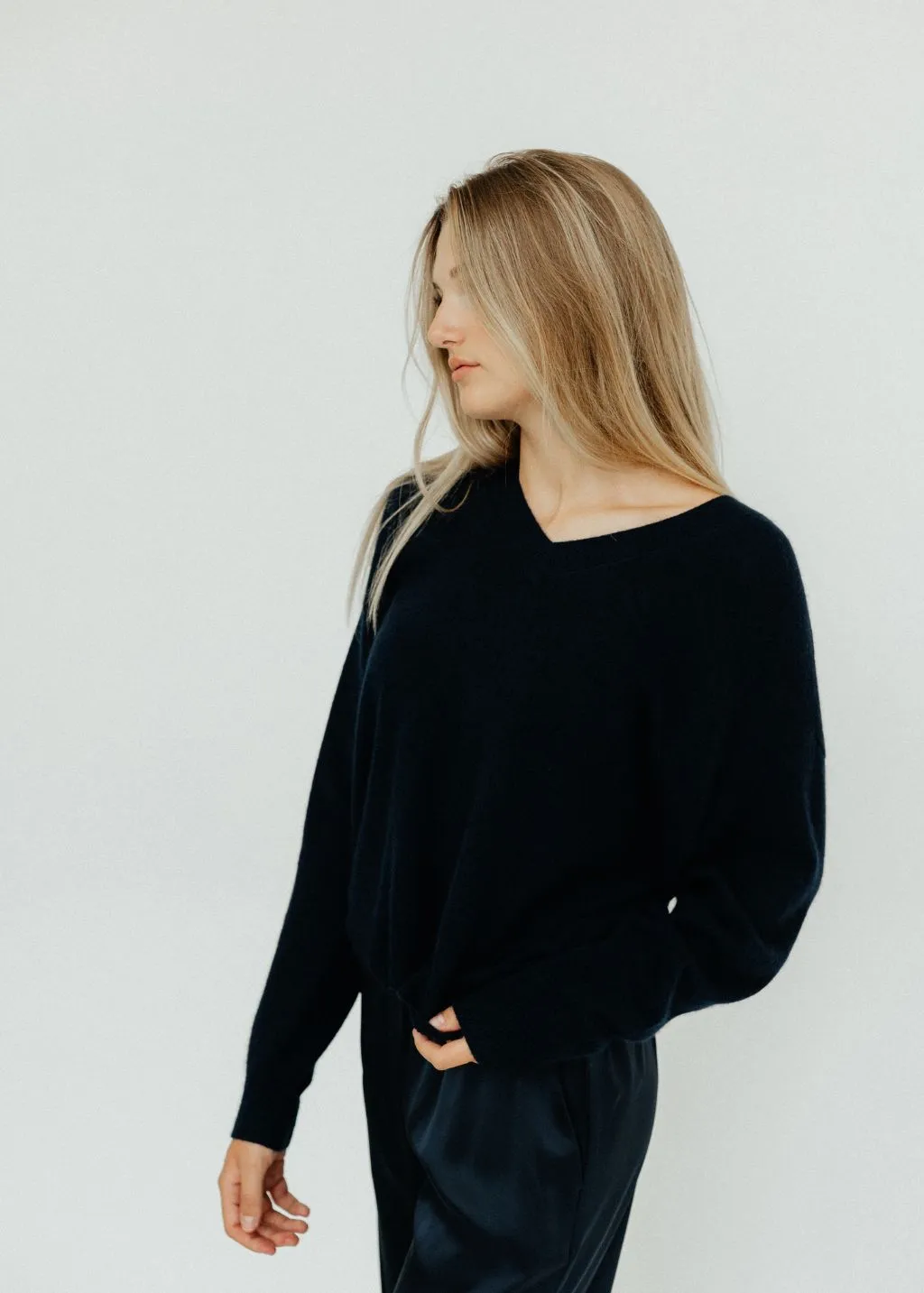 Elizabeth V-Neck Cashmere Sweater in Navy