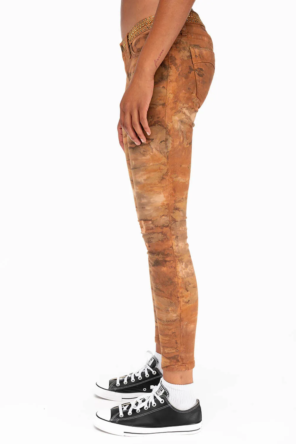 SKINNY JEANS IN MUD BROWN WITH STUDS AND SW